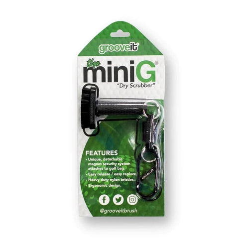 A packaged Groove-it Mini G Dry Scrubber by Grooveit features a black brush, retractable clip, and carabiner. The green and white box highlights this compact golf brush’s features and the brand’s social media at the bottom.