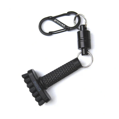 The Grooveit Groove-it Mini G Dry Scrubber is a compact golf brush with short bristles, textured handle, keychain with carabiner clip, and magnetic connector—ideal as a dry golf club cleaner and magnetic golf brush. Brand: Grooveit.