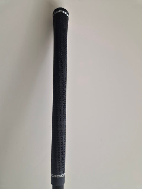 Standard rubber grip fitted to the Titleist GT3 driver