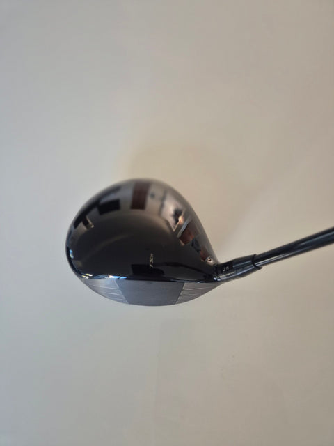 Titleist TSR2 driver crown and address view