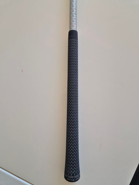 Standard-size Golf Pride grip on the actual Titleist TSi2 18 degree fairway wood