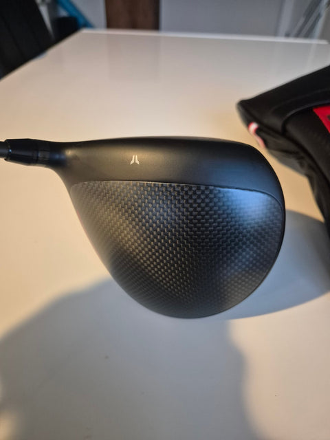 Wilson DYNAPWR Carbon 9 degree driver crown from heel side, right-handed