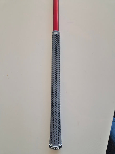 Lamkin grey rubber grip fitted to the used Wilson Dynapower Carbon driver